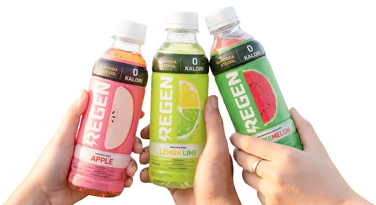 Tiga tangan mengangkat REGEN varian Apple, Lemon Lime, dan Watermelon